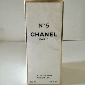 New in sealed package CHANEL No5 bath gel.